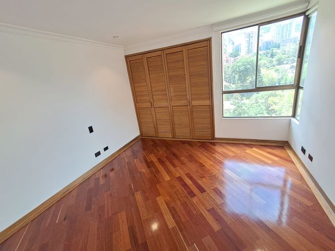 Apartamento de 3 alcobas en arriendo en El Castillo, Medellín, 228 m² · foto 15 de 24