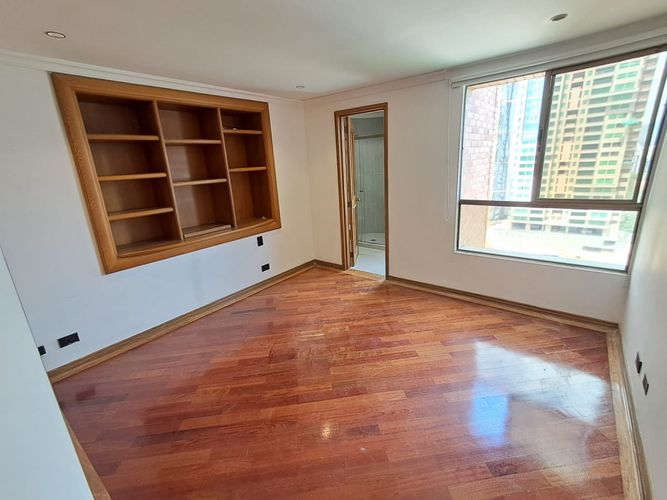 Apartamento de 3 alcobas en arriendo en El Castillo, Medellín, 228 m² · foto 16 de 24