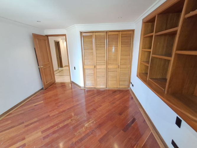 Apartamento de 3 alcobas en arriendo en El Castillo, Medellín, 228 m² · foto 17 de 24