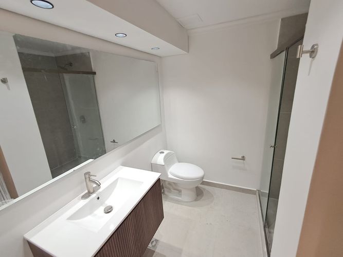 Apartamento de 3 alcobas en arriendo en El Castillo, Medellín, 228 m² · foto 18 de 24