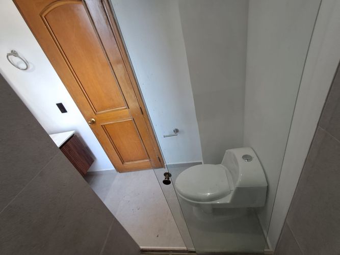 Apartamento de 3 alcobas en arriendo en El Castillo, Medellín, 228 m² · foto 19 de 24