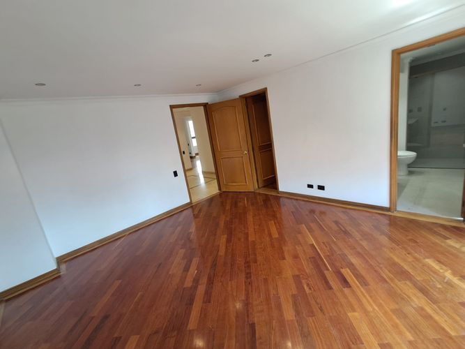 Apartamento de 3 alcobas en arriendo en El Castillo, Medellín, 228 m² · foto 21 de 24