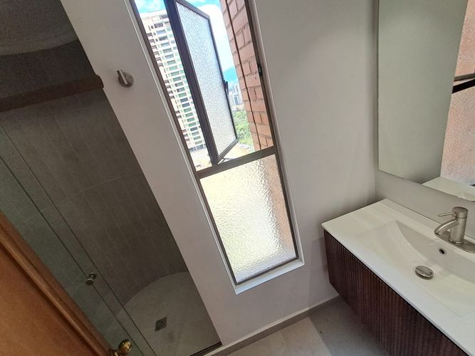 Apartamento de 3 alcobas en arriendo en El Castillo, Medellín, 228 m² · foto 22 de 24