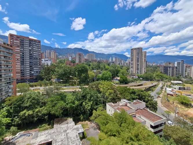 Apartamento de 3 alcobas en arriendo en El Castillo, Medellín, 228 m² · foto 23 de 24