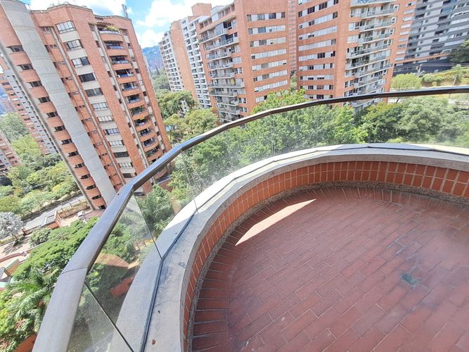 Apartamento de 3 alcobas en arriendo en El Castillo, Medellín, 228 m² · foto 24 de 24
