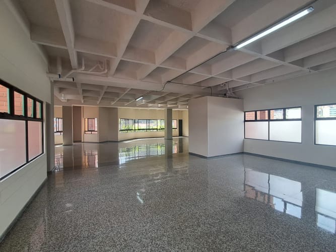 Oficina en arriendo en El Poblado, Medellín, 535 m² · foto 10 de 23