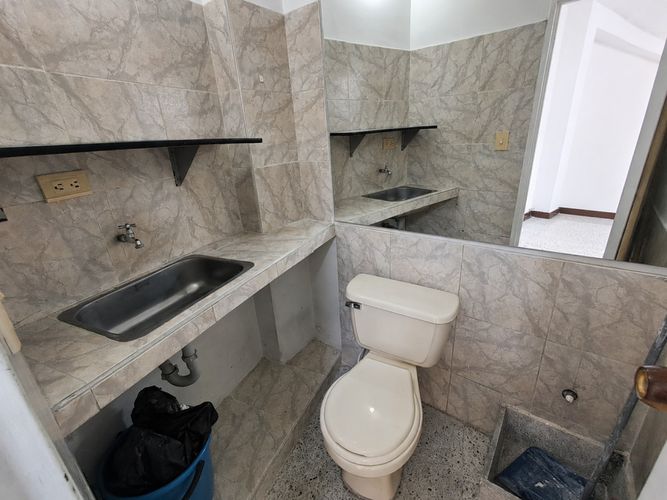Local en arriendo en Conquistadores, Medellín, 180 m² · foto 2 de 13