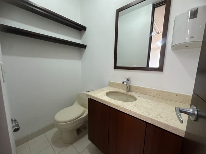 Oficina en arriendo en El Poblado, Medellín, 73 m² · foto 8 de 9
