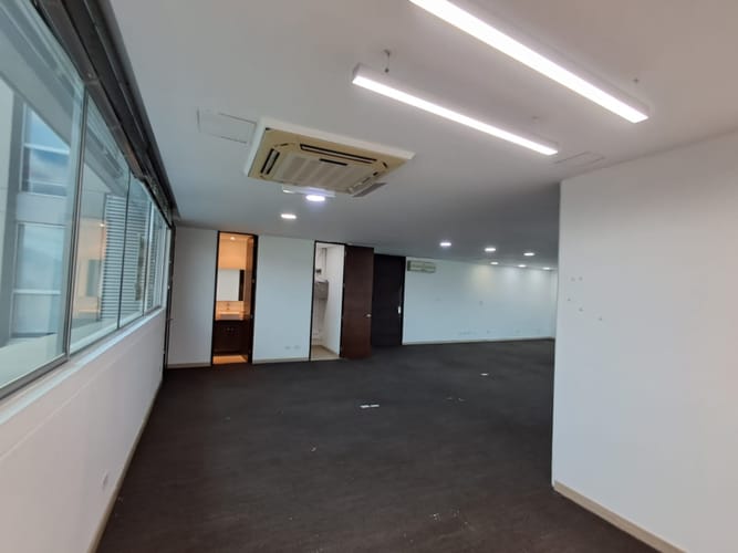 Oficina en arriendo en El Poblado, Medellín, 83 m² · foto 2 de 11