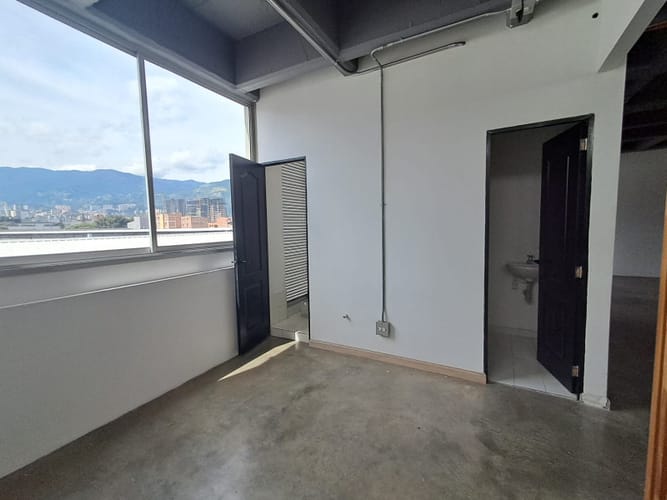 Oficina en arriendo en La Esmeralda, Itagüí, 200 m² · foto 9 de 10