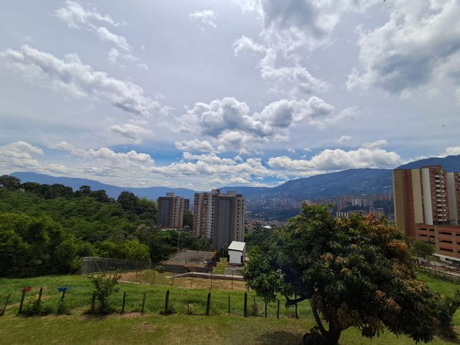 Casa de 4 alcobas en venta en La Mina, Envigado · foto 2 de 24