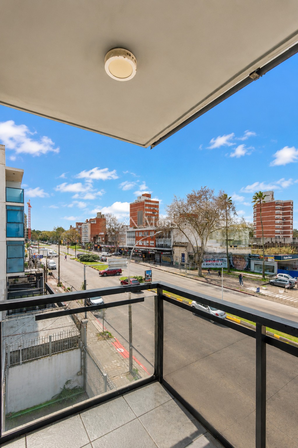 Alquiler Apartamento 1 Dormitorio Pocitos, Al Frente Con Balcón Y Cochera