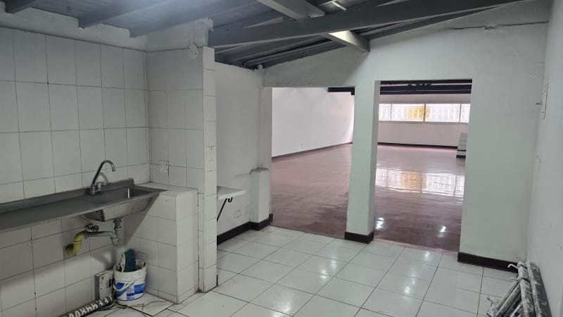 Bodega en arriendo en Perpetuo Socorro, Medellín, 150 m² · foto 4 de 12