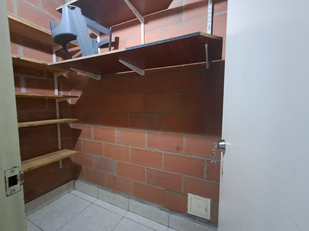 Apartamento en venta en Loma De Los Bernal, Medellín · foto 5 de 24