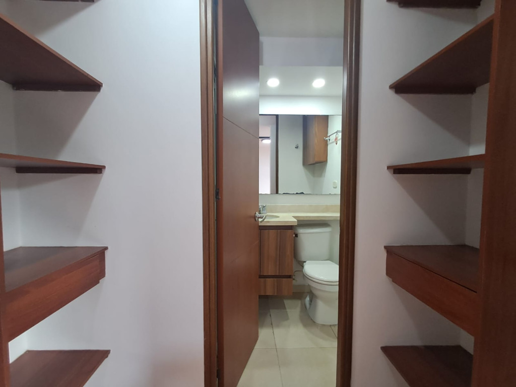 Apartamento en venta en Loma De Los Bernal, Medellín · foto 15 de 24