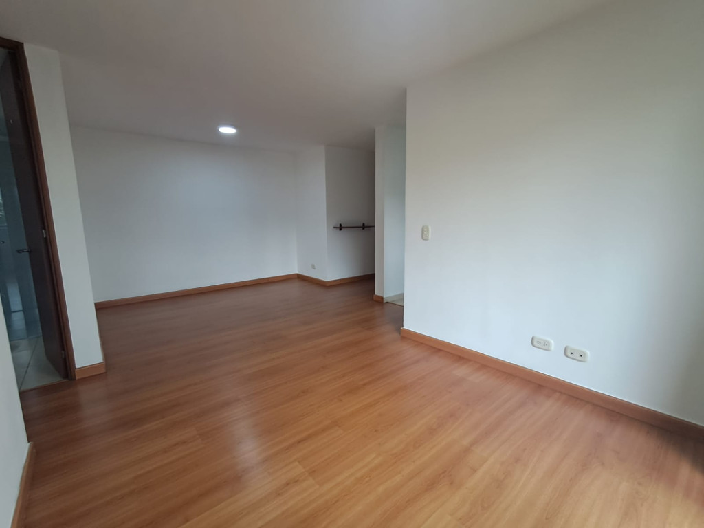 Apartamento en venta en Loma De Los Bernal, Medellín · foto 21 de 24