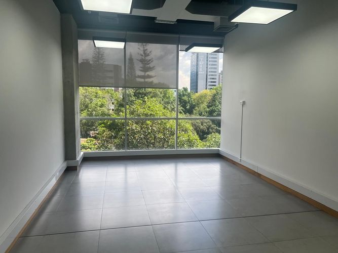 Oficina en arriendo en El Poblado, Medellín, 33 m² · foto 2 de 10