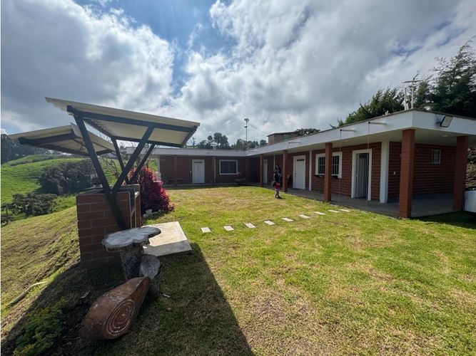 Finca en venta en El Yolombo, Medellín, 240 m² · foto 4 de 5
