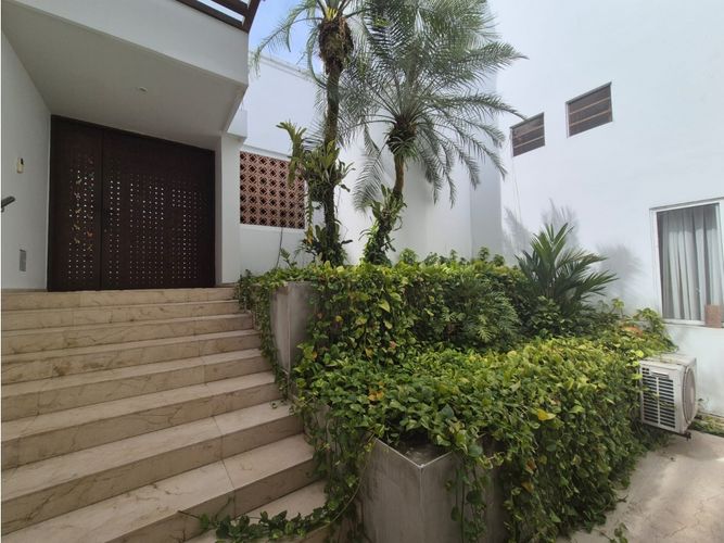 Casa de 10 alcobas en venta en Ciudad Jardin, Cali, 950 m² · foto 2 de 24