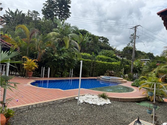 Casa de 4 alcobas en venta en Pueblito Cafetero, Pereira, 290 m² · foto 2 de 24