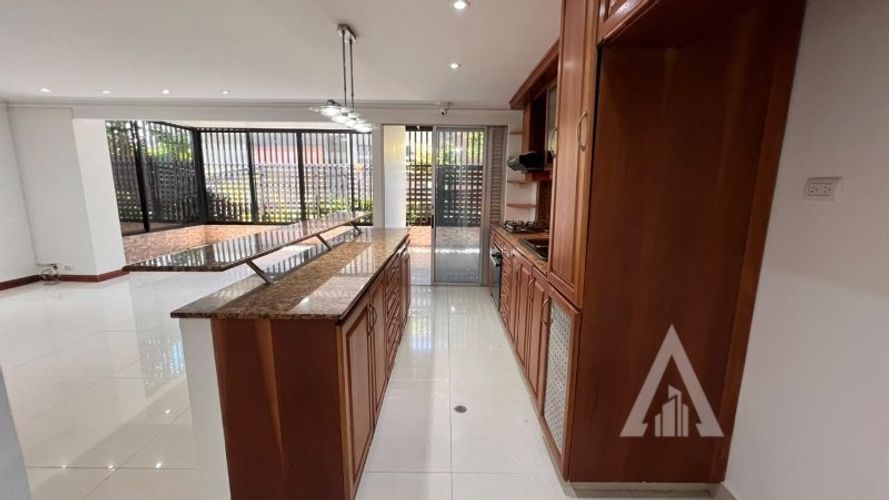 Apartamento de 4 alcobas en arriendo en El Poblado, Medellín, 240 m² · foto 11 de 24