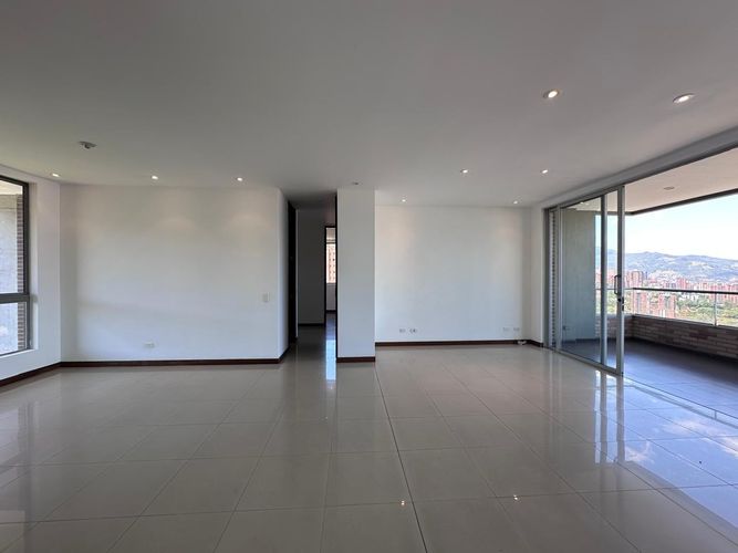 Apartamento de 3 alcobas en venta en El Poblado, Medellín, 130 m² · foto 3 de 19