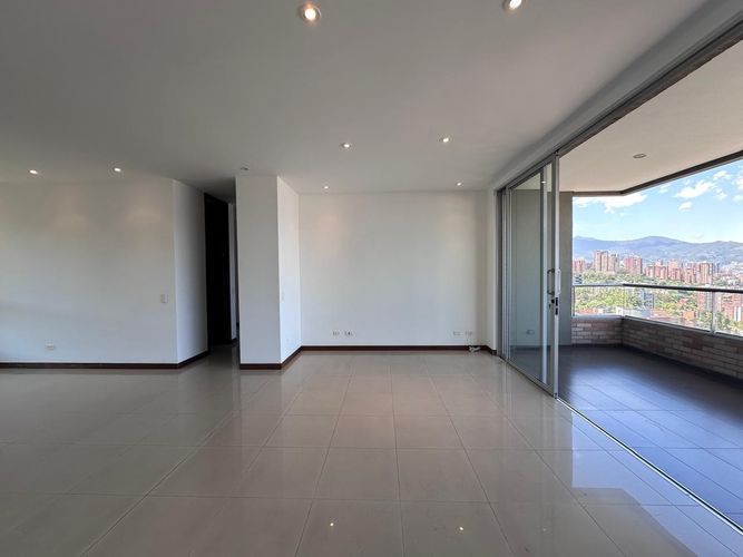 Apartamento de 3 alcobas en venta en El Poblado, Medellín, 130 m² · foto 4 de 19