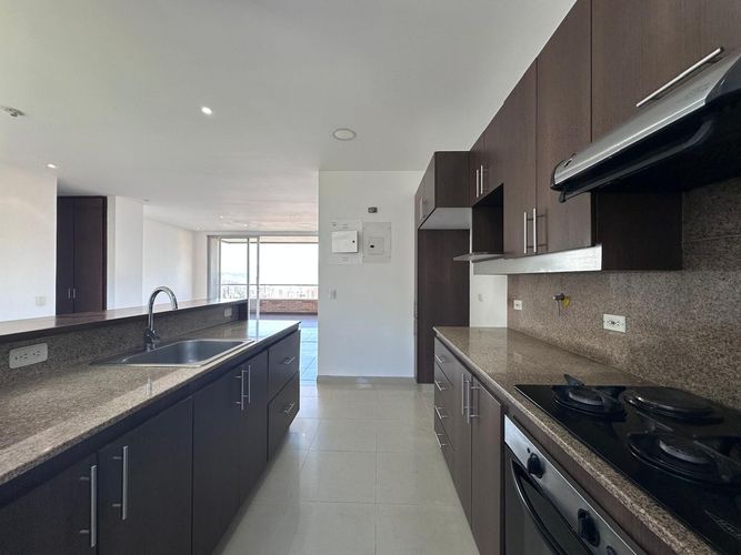 Apartamento de 3 alcobas en venta en El Poblado, Medellín, 130 m² · foto 5 de 19