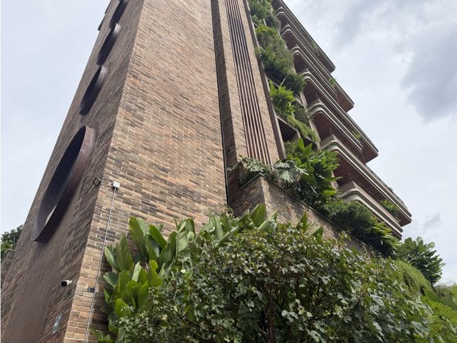 Apartamento de 2 alcobas en venta en El Diamante 2, Medellín, 239 m² · foto 2 de 13