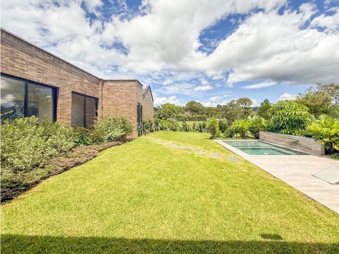 Casa de 3 alcobas en venta en Llano Grande, Rionegro, 460 m² · foto 2 de 24