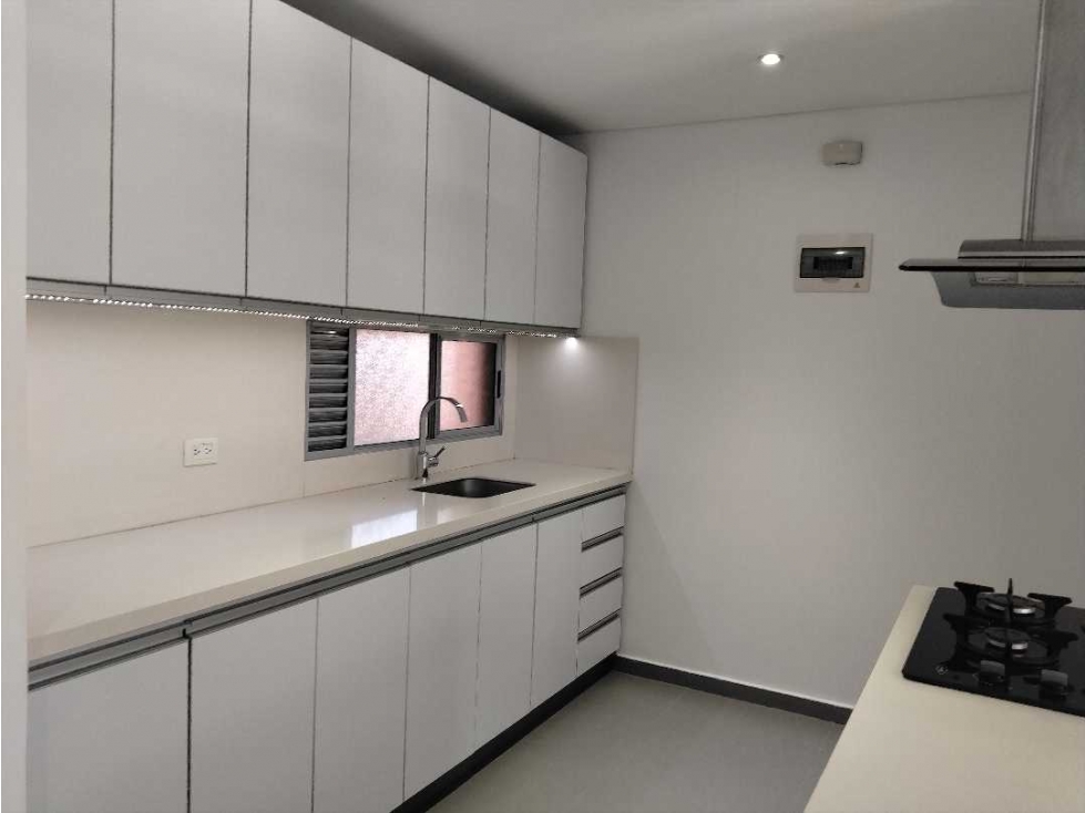 Apartamento en arriendo en Las Lomas No.1, Medellín · foto 2 de 18
