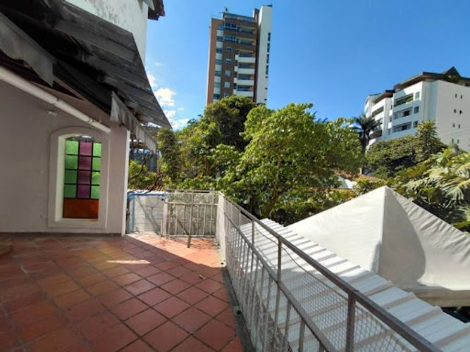 Casa de 14 alcobas en arriendo en Milla De Oro, Medellín, 400 m² · foto 13 de 24