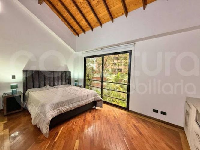Casa de 5 alcobas en arriendo en El Tesoro, Medellín, 330 m² · foto 14 de 20