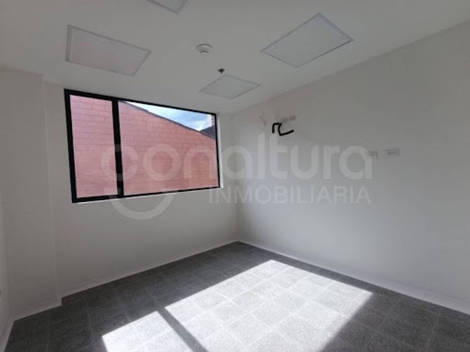 Oficina en arriendo en Los Colores, Medellín, 24 m² · foto 2 de 10