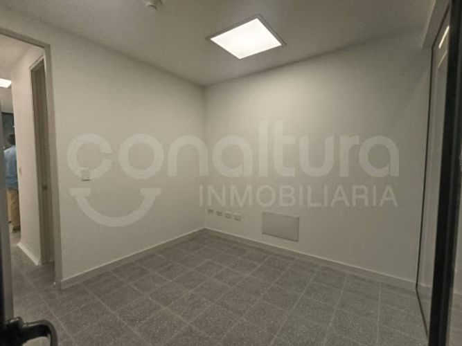 Oficina en arriendo en Los Colores, Medellín, 26 m² · foto 2 de 8