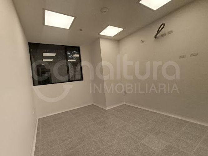 Oficina en arriendo en Los Colores, Medellín, 26 m² · foto 3 de 8