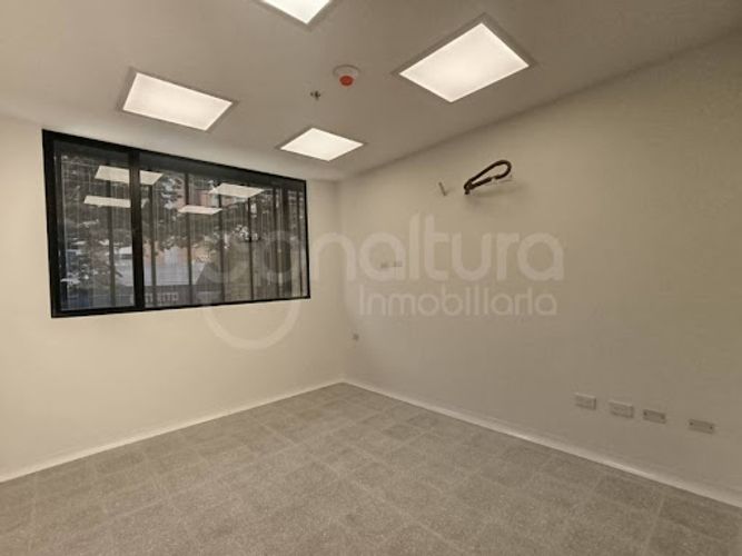 Oficina en arriendo en Los Colores, Medellín, 28 m² · foto 3 de 8