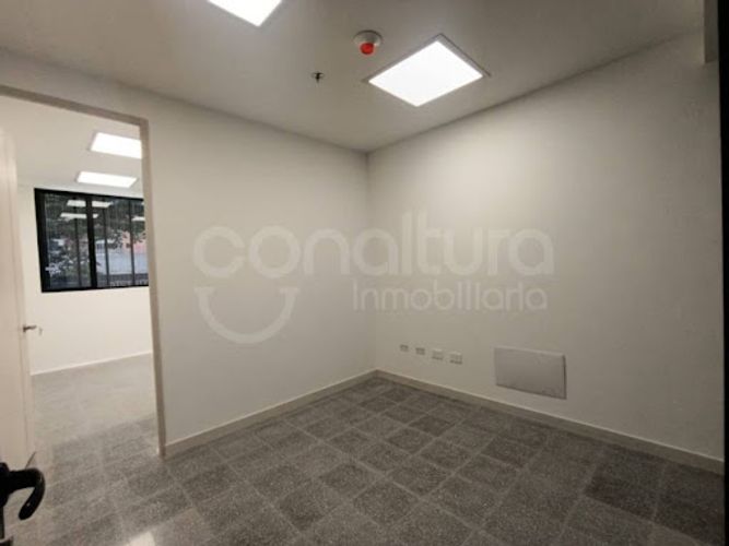 Oficina en arriendo en Los Colores, Medellín, 28 m² · foto 7 de 8