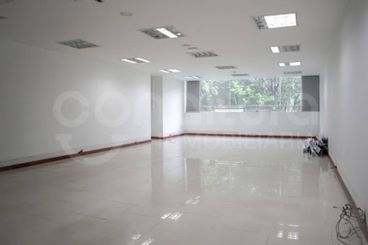 Oficina en arriendo en Los Balsos, Medellín, 336 m² · foto 11 de 13