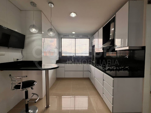 Apartamento en arriendo en Los Naranjos, Medellín · foto 2 de 24