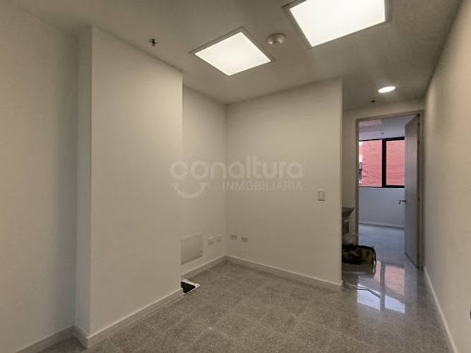 Oficina en arriendo en Los Colores, Medellín, 25 m² · foto 2 de 6