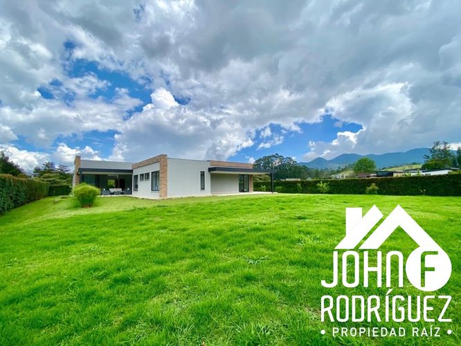 Casa de 5 alcobas en venta en El Carmen de Viboral · foto 3 de 24