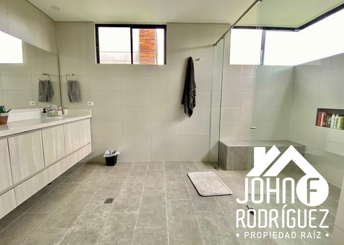Casa de 5 alcobas en venta en El Carmen de Viboral · foto 18 de 24