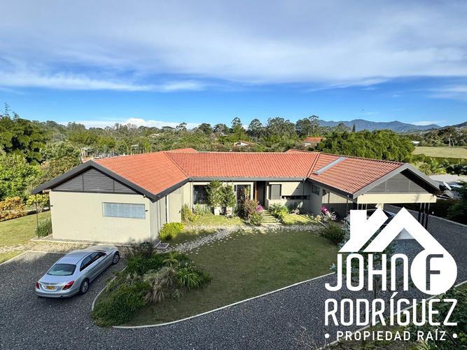 Casa de 5 alcobas en venta en Llano Grande, Rionegro · foto 2 de 24