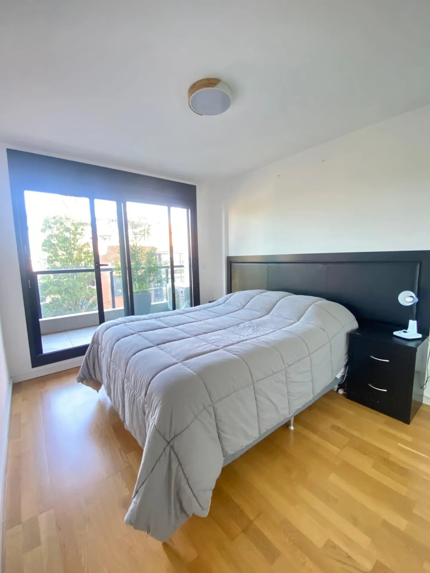ALQUILER EN PUERTO DE BUCEO DE 1 DORMITORIO MODERNO CON HERMOSA VISTA, BALCON AL FRENTE · Foto 3