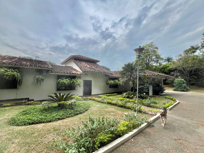 Casa de 4 alcobas en venta en Pance, Cali, 370 m² · foto 1 de 24