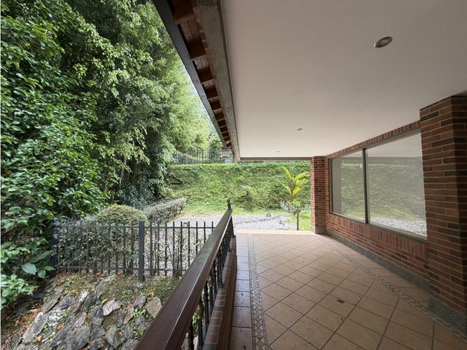 Casa de 4 alcobas en venta en Altos Del Poblado, Medellín, 520 m² · foto 3 de 9