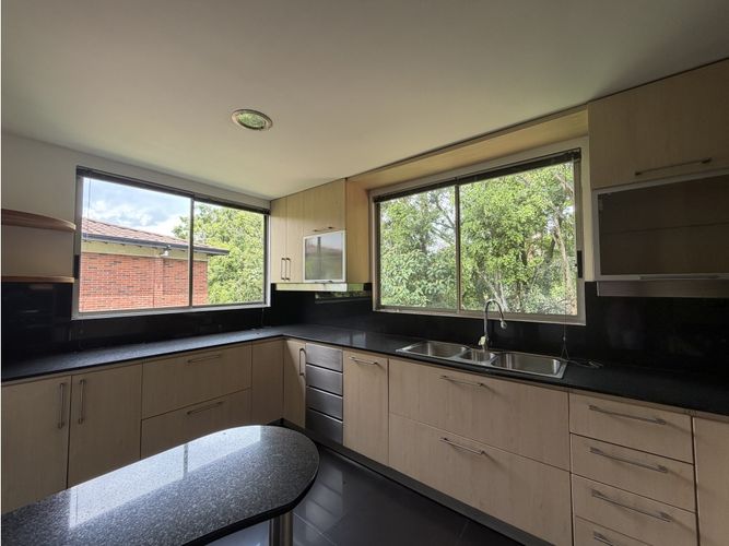 Casa de 4 alcobas en venta en Altos Del Poblado, Medellín, 520 m² · foto 7 de 9