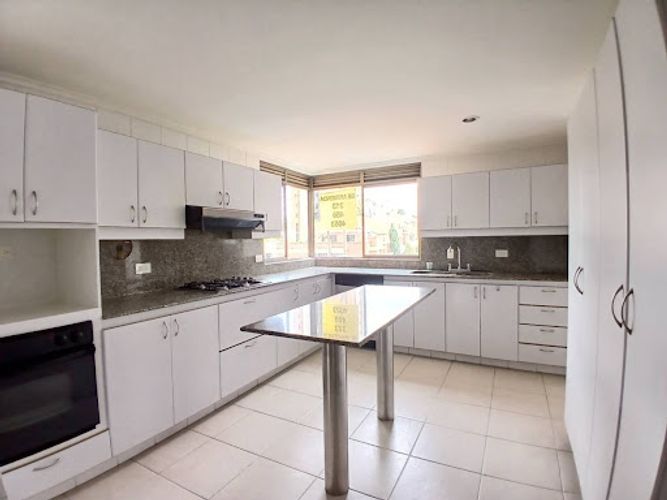 Apartamento de 4 alcobas en venta en Loma De Los Gonzalez, Medellín, 246 m² · foto 11 de 24