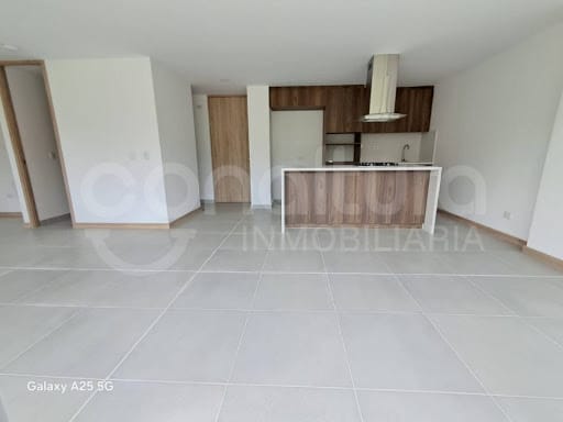 Apartamento de 2 alcobas en arriendo en Loma De San Jose, Sabaneta, 87 m² · foto 2 de 16